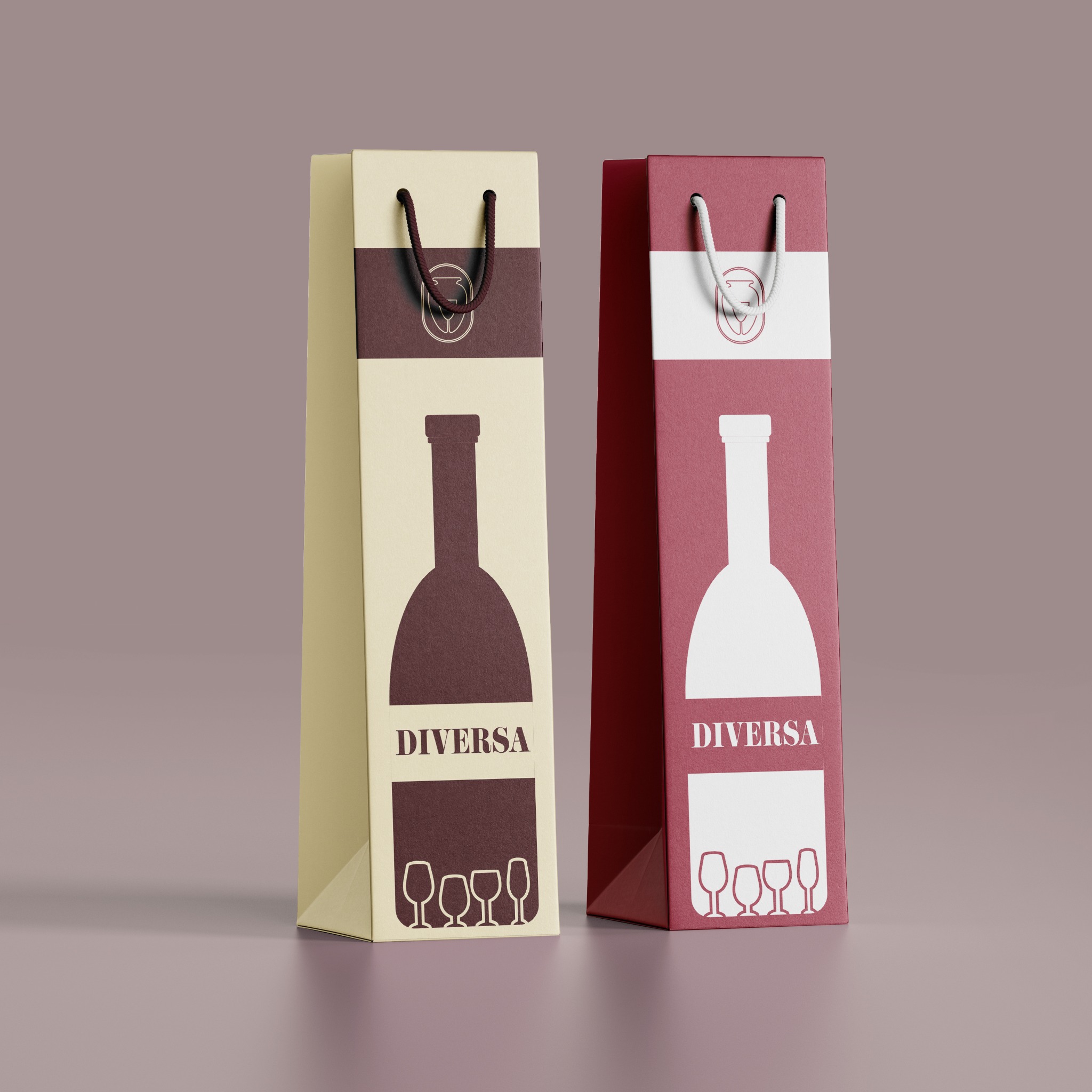 Dwie papierowe torby na wino: beżowa z brązowym nadrukiem butelki i kieliszków oraz bordowa z białym nadrukiem, obie z uchwytami ze sznurka.