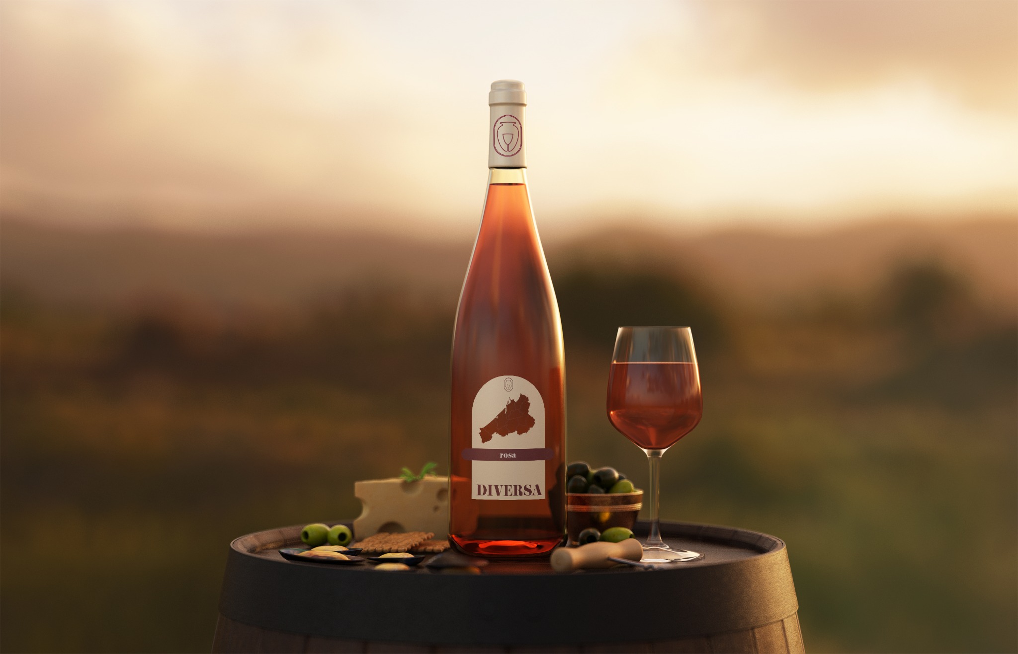 Butelka różowego wina Diversa, kieliszek wina, ser, oliwki i krakersy na beczce z rozmytym krajobrazem w tle, oświetlone ciepłym światłem zachodzącego słońca.