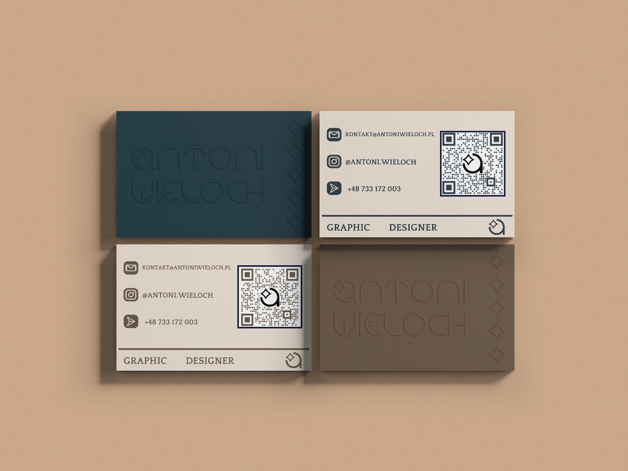 Cztery wizytówki grafika, dwie w kolorze ciemnoturkusowym z wytłoczonym imieniem i nazwiskiem, dwie beżowe z danymi kontaktowymi i kodem QR.