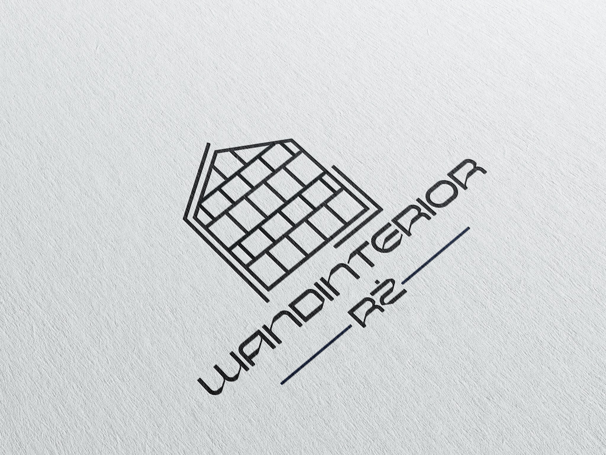 Minimalistyczne logo firmy 'WANDINTERIOR Rz' przedstawiające schematyczny rzut domu z podziałem na pomieszczenia, umieszczone na teksturowanym białym tle.