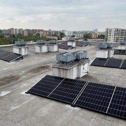Instalacja PV o mocy 15,3 kW na bloku mieszkalnym. Konstrukcja zgrzewana do membrany dachowej. Wybór na takie rozwiązanie padł z uwagi na lekkość konstrukcji względem powszechnie stosowanej konstrukcji balastowej, aby nie przekroczyć nośności dachu. 
