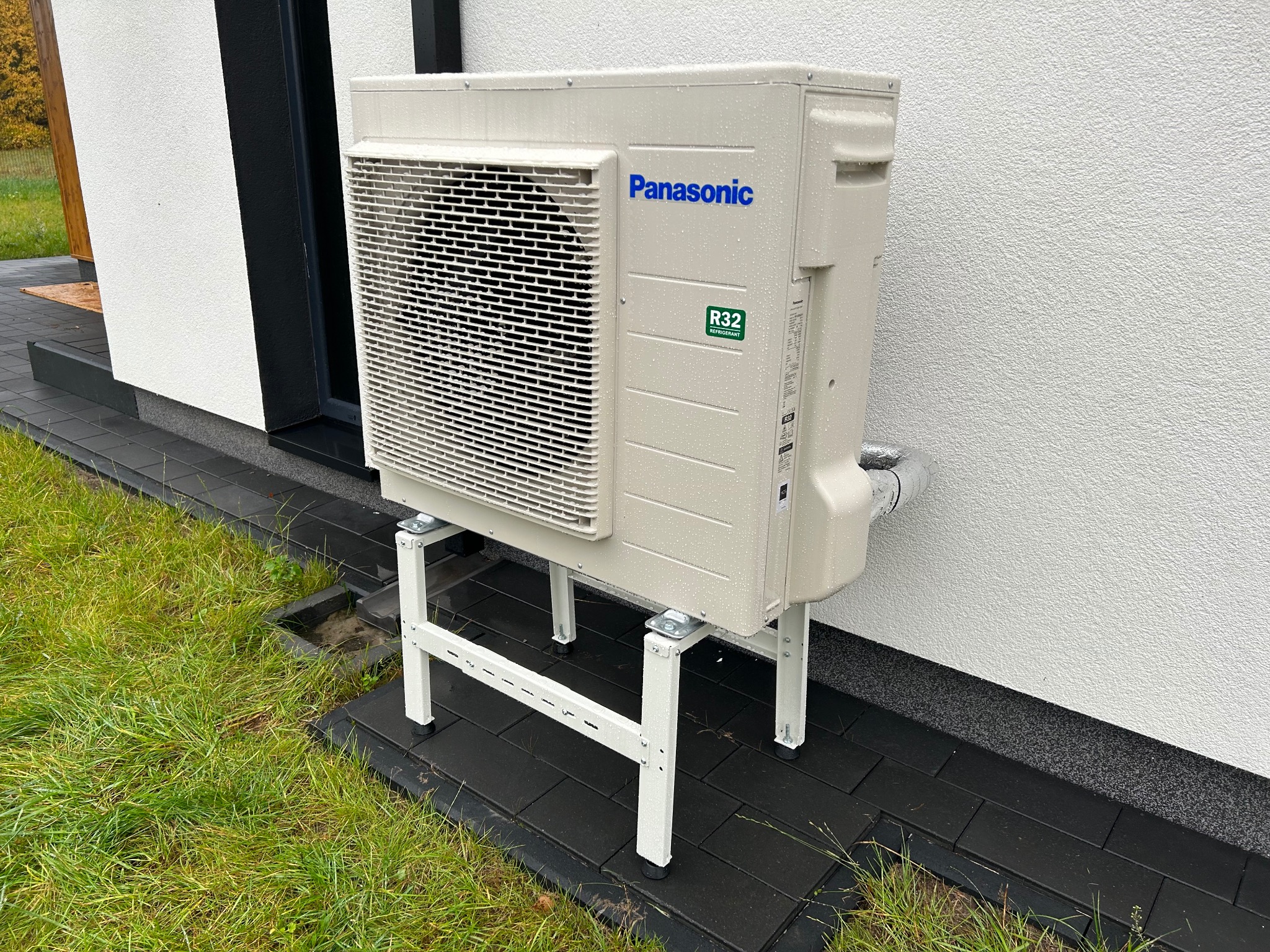 Pompa Ciepła Panasonic Aquarea 9kW seria J. W tym przypadku ogrzewa dom 120 m2.