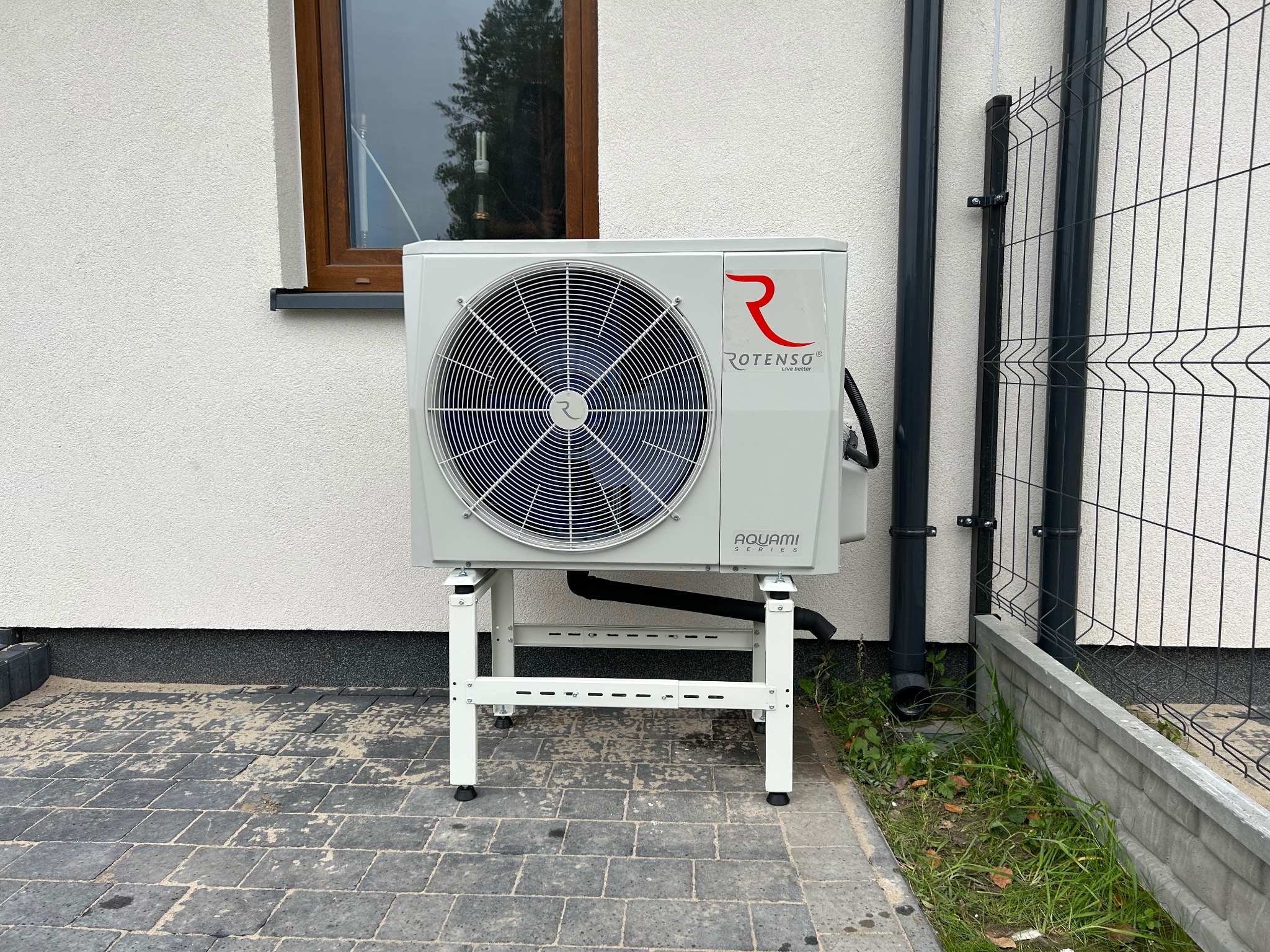 Pompa ciepła Rotenso Aquami 6 kW bez problemu ogrzeje dom dobrze zaizolowany o powierzchni 100 m2.