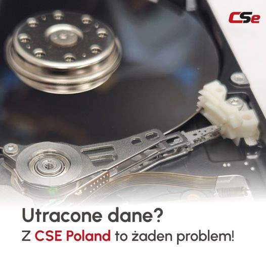 Wnętrze otwartego dysku twardego z widoczną głowicą i talerzem, w tle napis 'Utracone dane? Z CSE Poland to żaden problem!' oraz logo firmy CSE w prawym górnym rogu.