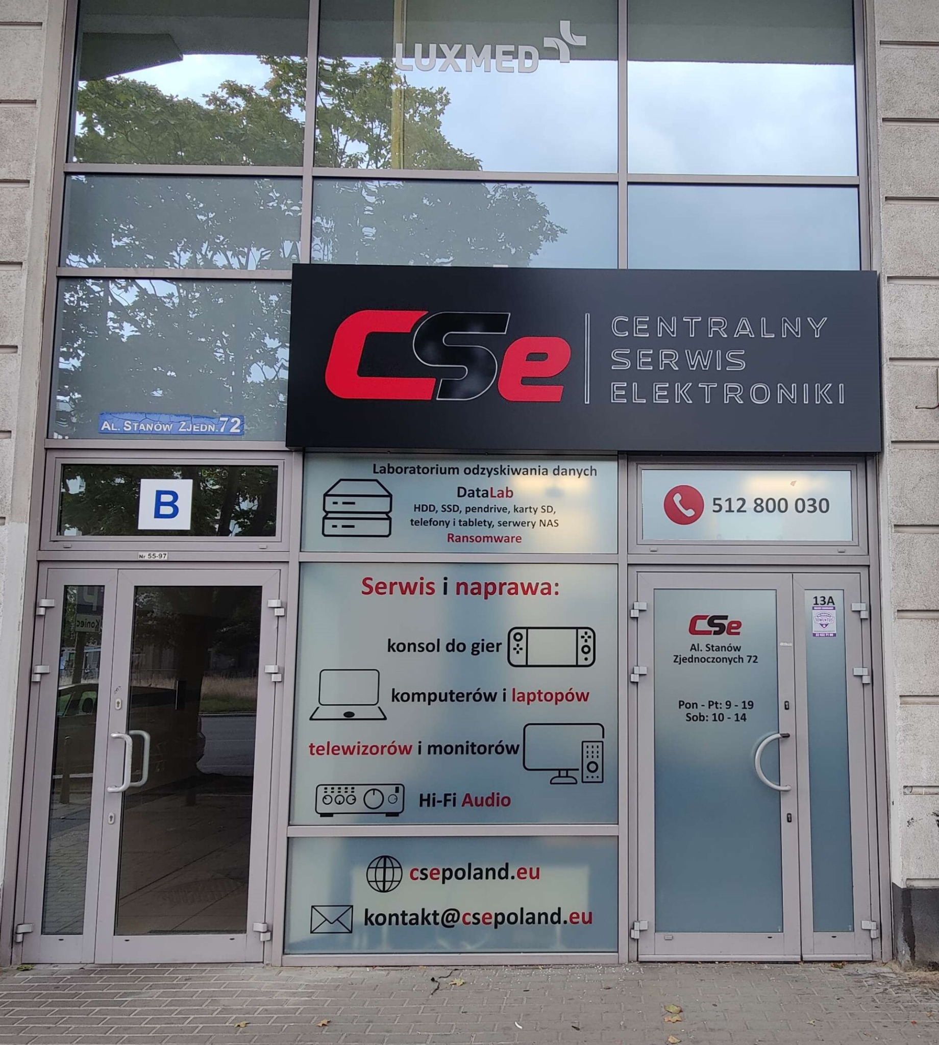 Fasada budynku Centralnego Serwisu Elektroniki z logo CSE, adresem Al. Stanów Zjednoczonych 72, numerem telefonu 512 800 030 oraz informacjami o usługach: laboratorium odzyskiwania danych (DataLab,...