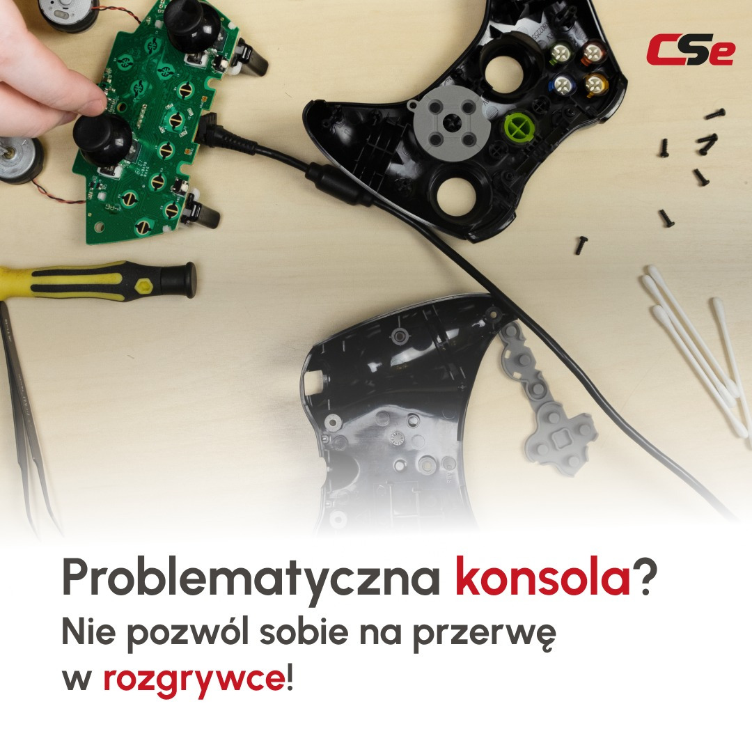 Rozłożony kontroler do konsoli Xbox na drewnianym blacie, widoczne elementy elektroniki, obudowa, śrubki, penseta, waciki do czyszczenia i śrubokręt.
