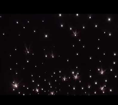 Czarny sufit z licznymi małymi, białymi, punktowymi światłami przypominającymi rozgwieżdżone niebo.