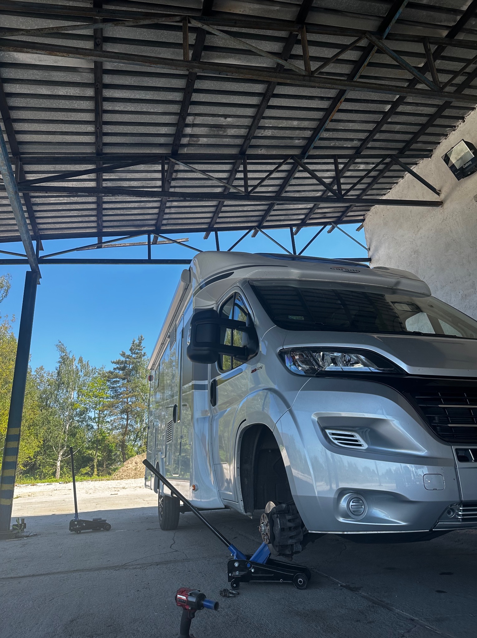 Wymiana opon w kamperze