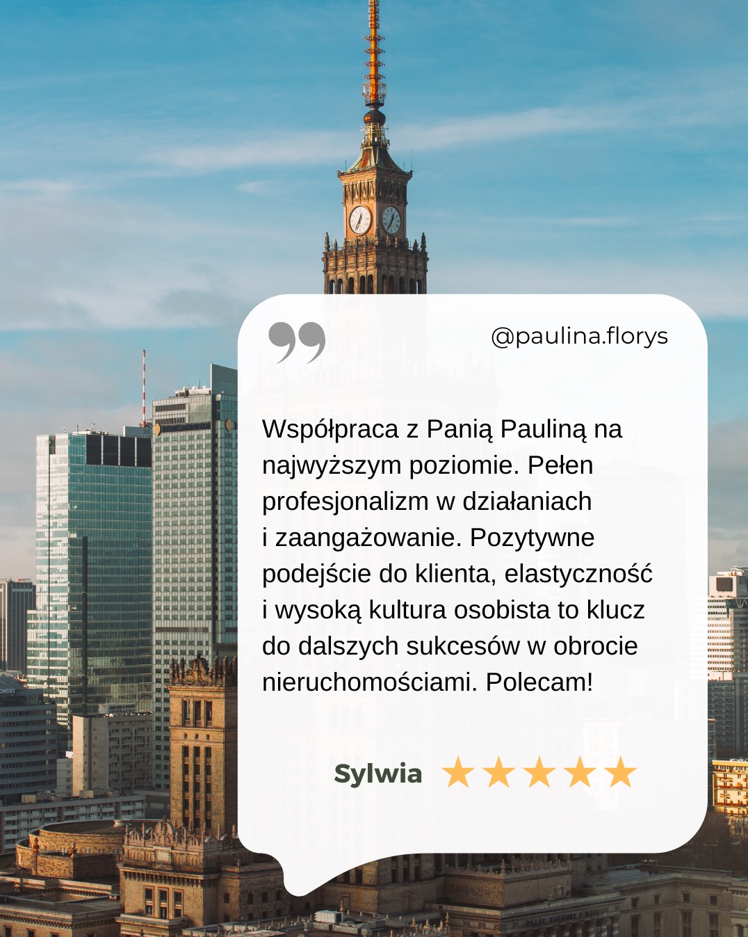 Opinia klientki Sylwii o współpracy z Pauliną, z pięcioma gwiazdkami, na tle warszawskiej panoramy z Pałacem Kultury i Nauki.