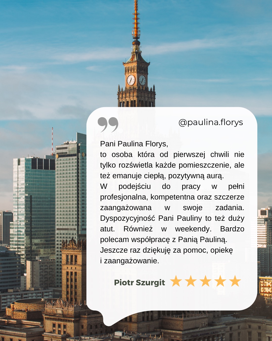 Pejzaż miejski Warszawy z Pałacem Kultury w tle, na pierwszym planie opinia zadowolonego klienta o Pani Paulinie Florys, podkreślająca jej profesjonalizm i zaangażowanie.