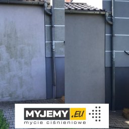 myjemy.eu - Porównanie stanu elewacji przed i po czyszczeniu: lewa strona z widocznymi zabrudzeniami, prawa strona czysta, z rynną wzdłuż ściany i kostką brukową u podstawy.
