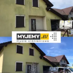 Dom jednorodzinny przed i po czyszczeniu elewacji, widoczne różnice w kolorze i czystości, drabina oparta o ścianę, w tle brama garażowa i samochód dostawczy z logo firmy.