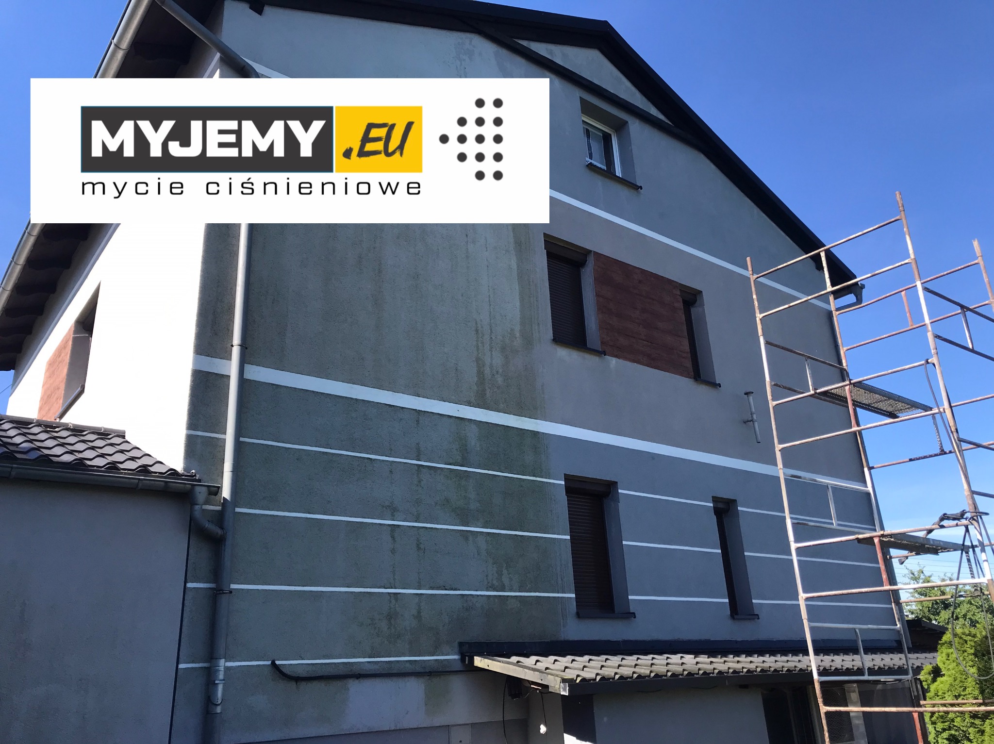 Dwupiętrowy dom z szarą elewacją, częściowo umytą ciśnieniowo, z widoczną różnicą między czystą a zabrudzoną powierzchnią. Obok ściany ustawione rusztowanie. W lewym górnym rogu widoczne logo firmy.