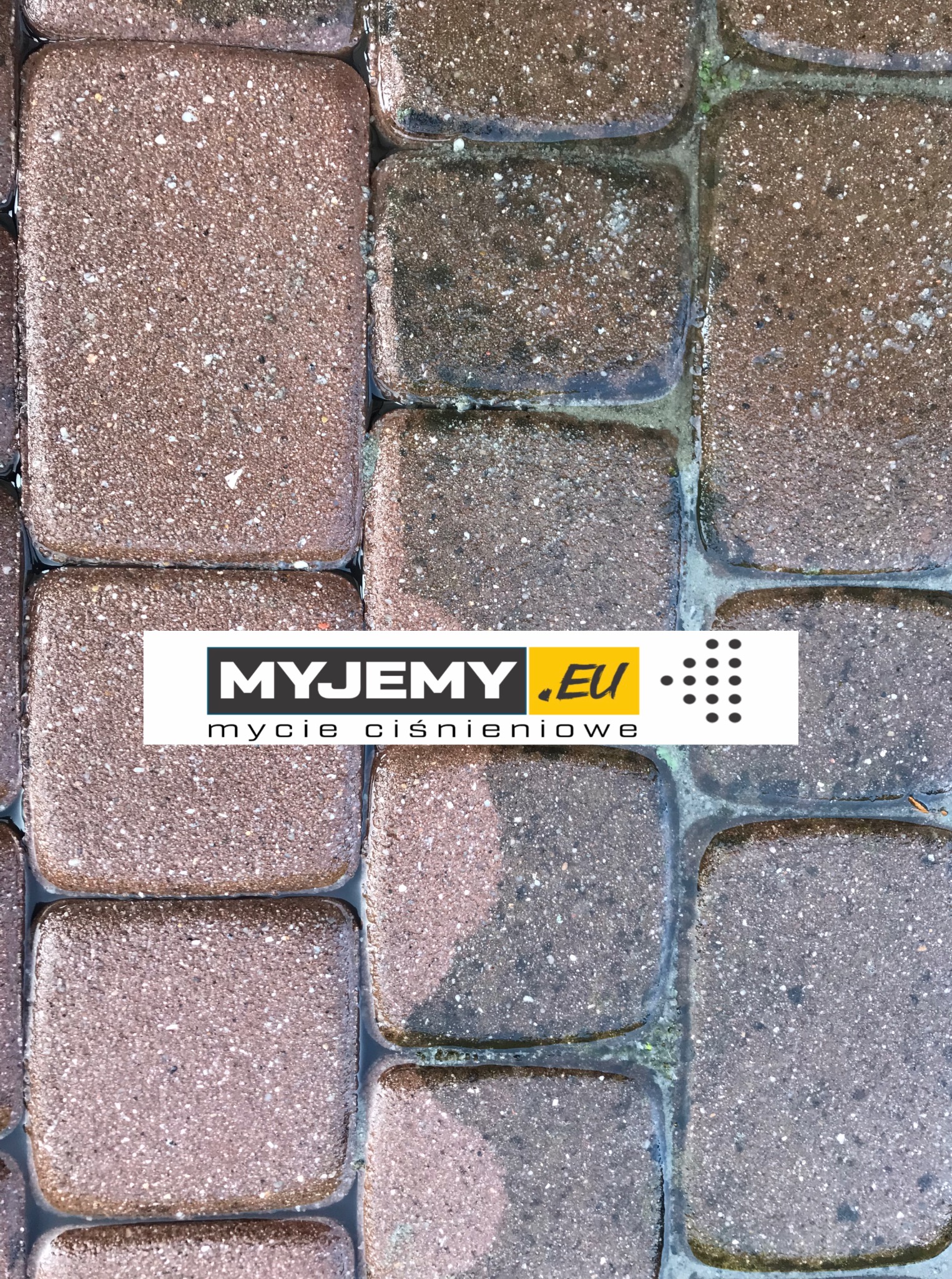 Zbliżenie na mokrą kostkę brukową w odcieniach brązu z widocznym logo firmy czyszczącej ciśnieniowo MYJEMY.EU, prezentujące efekt po umyciu.
