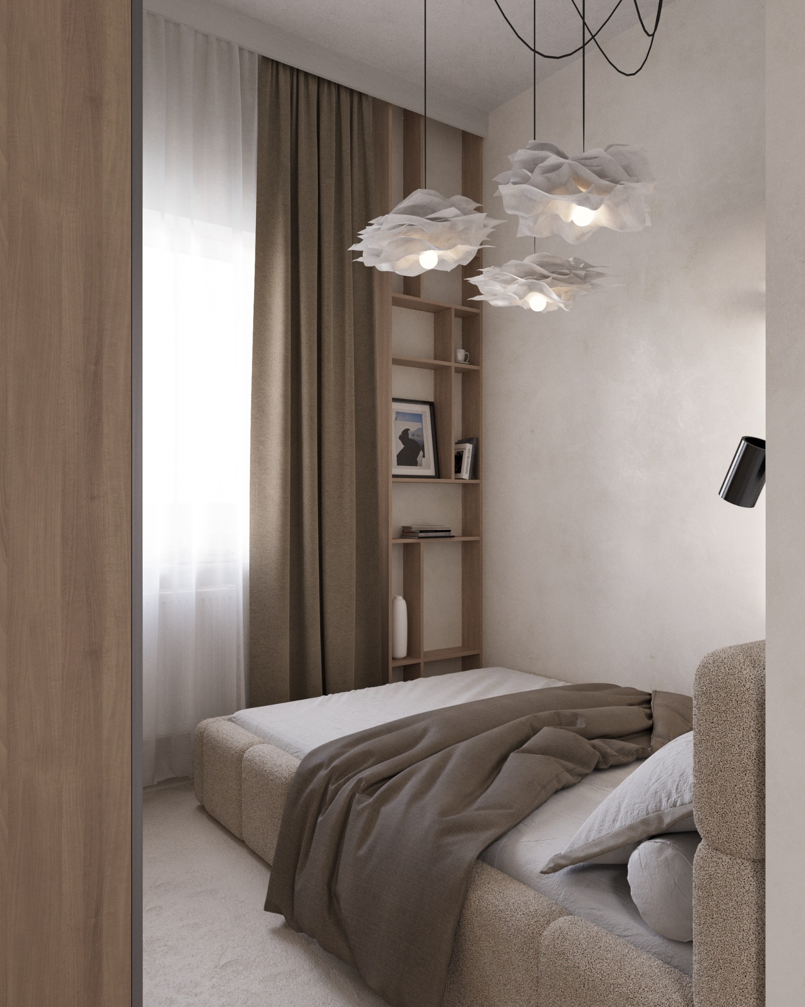 Neutralna sypialnia z łóżkiem o teksturowanej ramie, brązowym pledem i trzema białymi lampami w kształcie kwiatów, uzupełniona półką z dekoracjami i zasłonami.