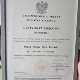 Oprawiony certyfikat księgowy Ministerstwa Finansów Rzeczypospolitej Polskiej z orłem w koronie, potwierdzający uprawnienia Doroty Sary Lerczak do usługowego prowadzenia ksiąg rachunkowych, wydany...