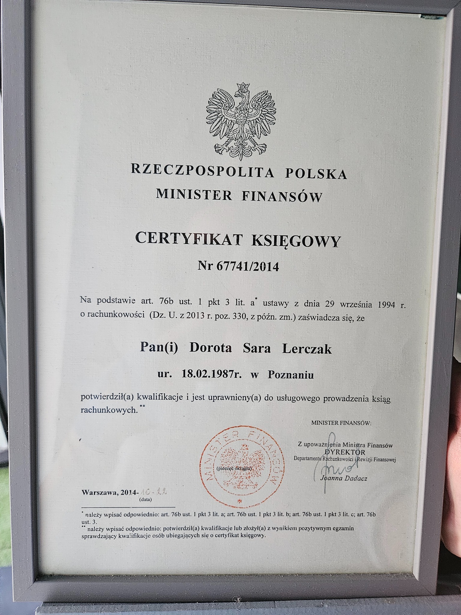 Oprawiony certyfikat księgowy Ministerstwa Finansów Rzeczypospolitej Polskiej z orłem w koronie, potwierdzający uprawnienia Doroty Sary Lerczak do usługowego prowadzenia ksiąg rachunkowych, wydany...