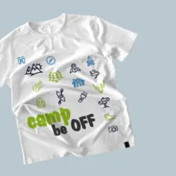 Biała koszulka z nadrukiem tematycznym 'Camp be OFF' i ikonami związanymi z kempingiem i naturą w kolorach zielonym i niebieskim.