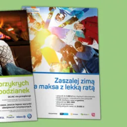 Dwie ulotki reklamowe: jedna z motywem zimowym przedstawiającym narciarzy i snowboardzistów, druga z relaksującym widokiem na kominek i osobę w ciepłych skarpetach.