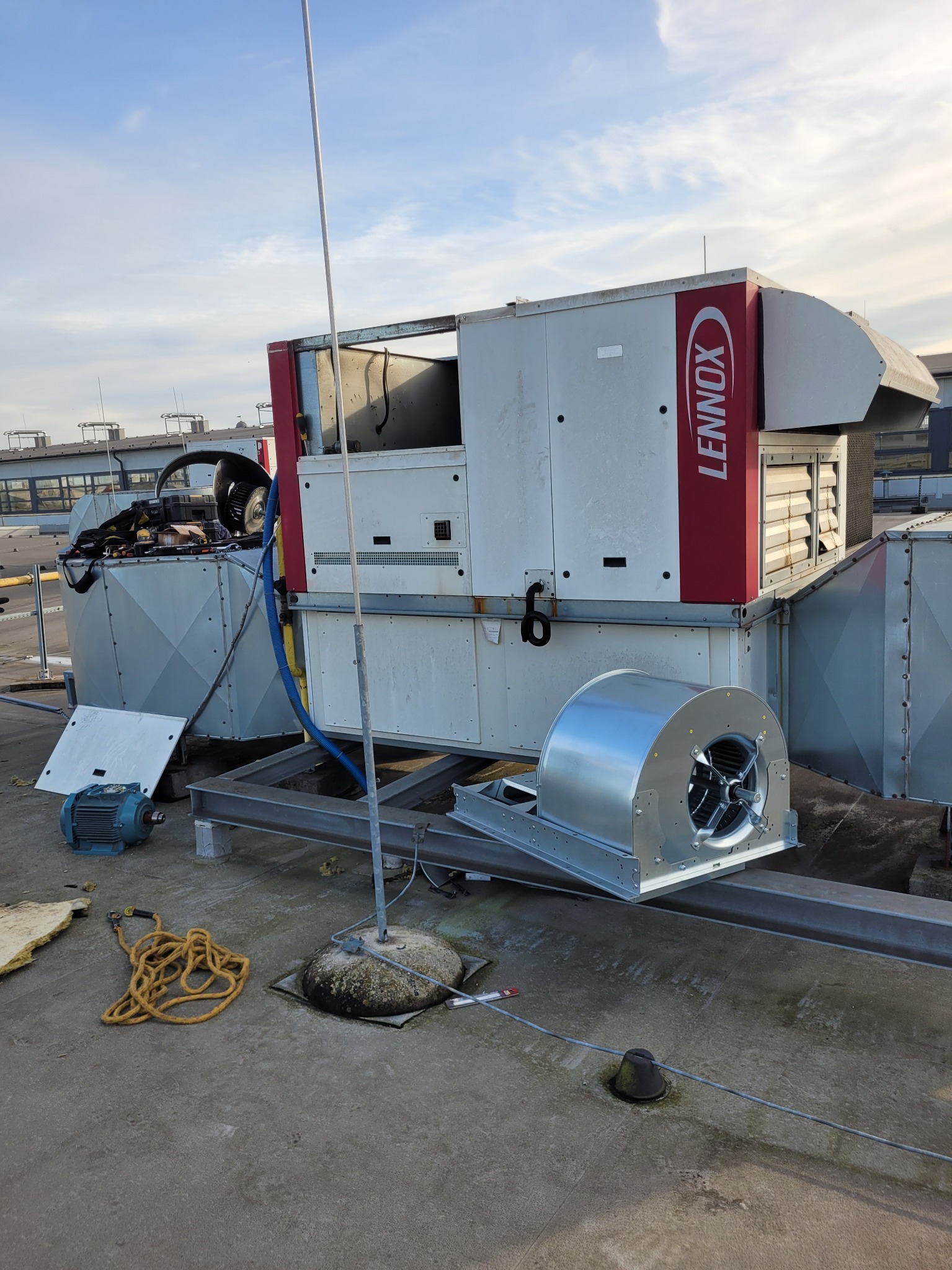 Wymiana wentylatora nawiewu Rooftop Lennox