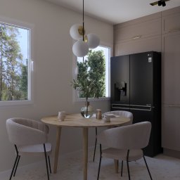 eMPe Pracownia sztuki - kreowanie przestrzeni wnętrz Paulina A. Matyja - Wizualizacja kuchni z okrągłym drewnianym stołem, trzema krzesłami z beżową tapicerką i czarnymi nogami, nowoczesną lampą wiszącą z trzema białymi kulami, czarną lodówką side-by-side oraz szafkami...