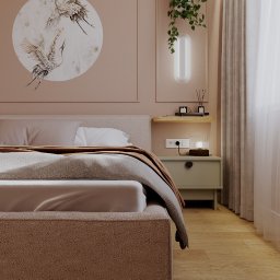 eMPe Pracownia sztuki - kreowanie przestrzeni wnętrz Paulina A. Matyja - Nowoczesna sypialnia w odcieniach beżu z łóżkiem kontynentalnym, grafiką z żurawiami na ścianie i wiszącą rośliną obok podświetlanego panelu ściennego.