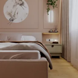 Nowoczesna sypialnia w odcieniach beżu z łóżkiem kontynentalnym, grafiką z żurawiami na ścianie i wiszącą rośliną obok podświetlanego panelu ściennego.
