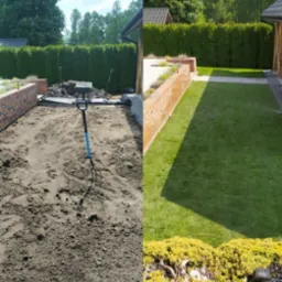 Porównanie stanu przed i po założeniu trawnika z rolki, widok na równy, zielony trawnik z rolki po prawej stronie i przygotowany teren z narzędziami po lewej stronie, obramowany ceglanym murem...