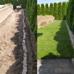 Porównanie stanu przed i po: układanie kamiennej obwódki rabaty na tle rzędu tuj, z widocznym fragmentem trawnika z systemem odprowadzania wody.