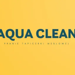 Logo firmy Aqua Clean specjalizującej się w praniu tapicerki meblowej, na żółtym tle.