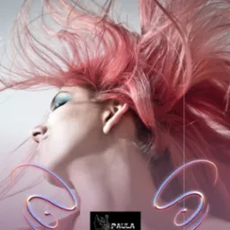 Portret kobiety z r&oacute;żowymi włosami w artystycznym nieładzie, z widocznym logo salonu fryzjerskiego i delikatnymi efektami graficznymi.