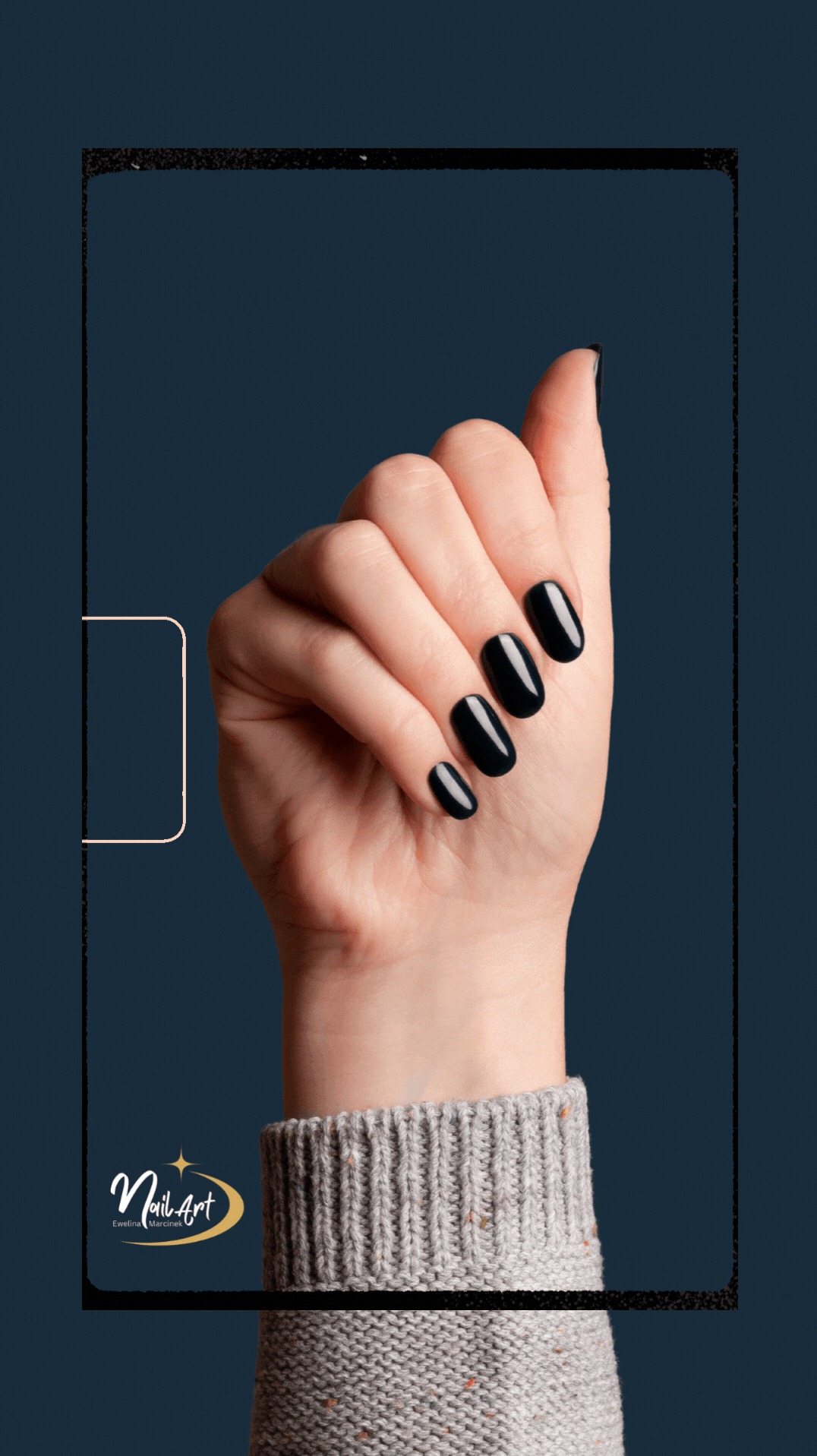 Dłoń w szarym swetrze prezentująca świeżo pomalowane, czarne paznokcie o owalnym kształcie na tle ciemnoniebieskim.