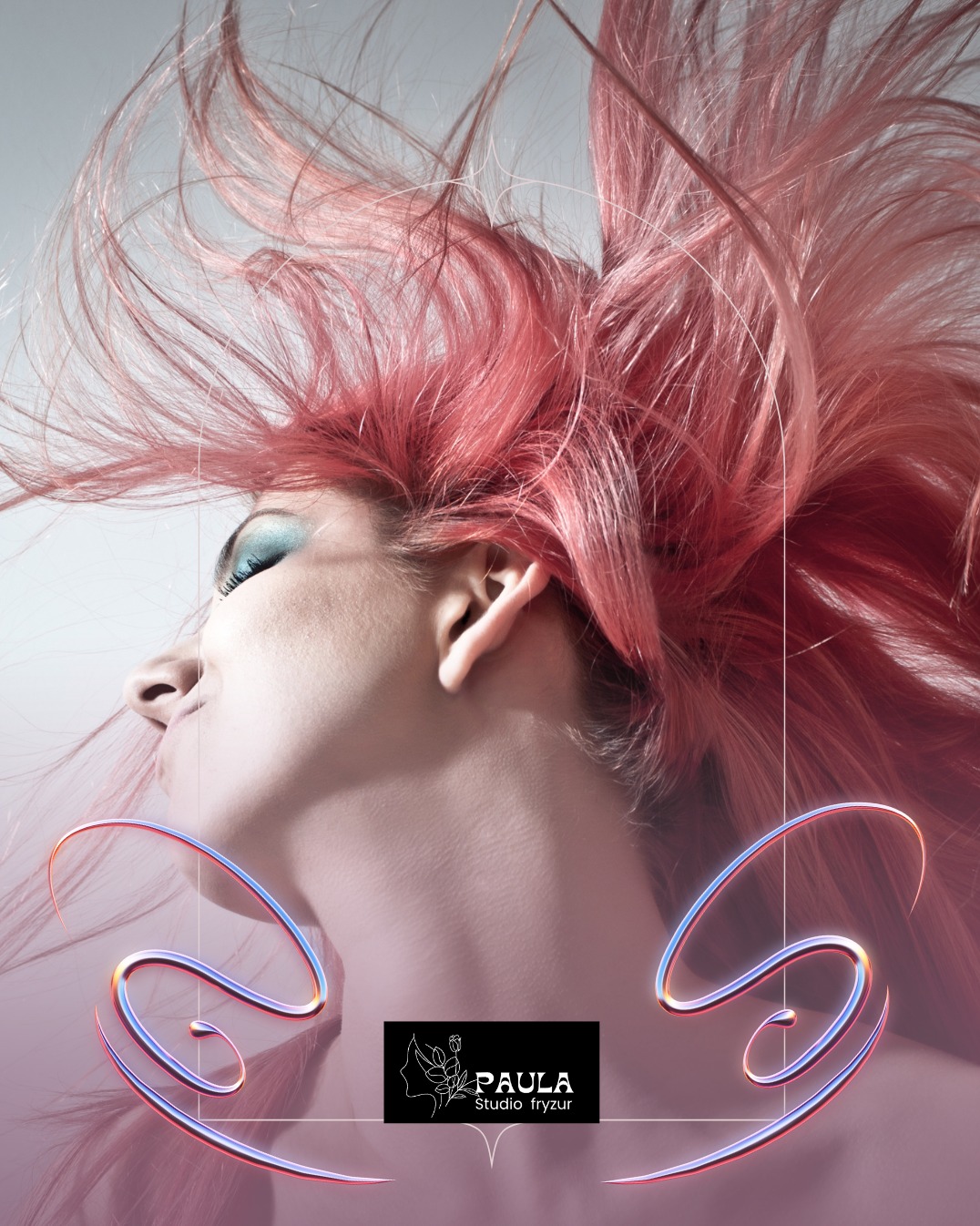 Portret kobiety z różowymi włosami w artystycznym nieładzie, z widocznym logo salonu fryzjerskiego i delikatnymi efektami graficznymi.