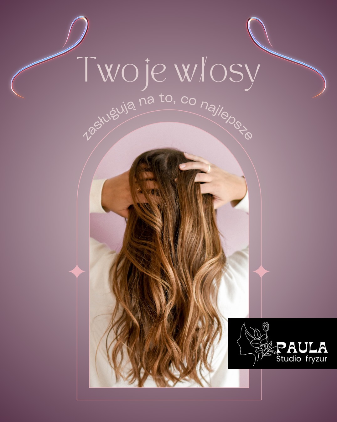 Kobieta z długimi, falowanymi włosami w odcieniach brązu, z rękami uniesionymi do tyłu głowy, widoczna z tyłu na tle grafiki reklamowej salonu fryzjerskiego.