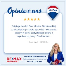 Opinia klienta z pięcioma gwiazdkami dla agentki nieruchomości RE/MAX Moniki Ziemkowskiej za szybką sprzedaż mieszkania. Zdjęcie agentki w niebieskiej marynarce.