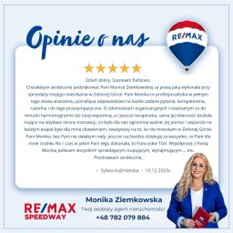 Opinia klientki Sylwii Kaźmierskiej o Monice Ziemkowskiej z RE/MAX Speedway, agentce nieruchomości, z pięcioma gwiazdkami i zdjęciem agentki trzymającej folder RE/MAX.