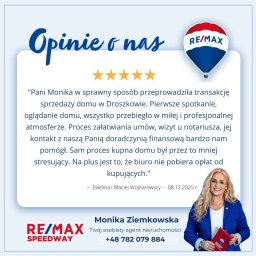 Opinia klienta o agencie nieruchomości Monika Ziemkowska z RE/MAX Speedway, z oceną pięciu gwiazdek i zdjęciem agenta trzymającego materiały RE/MAX.