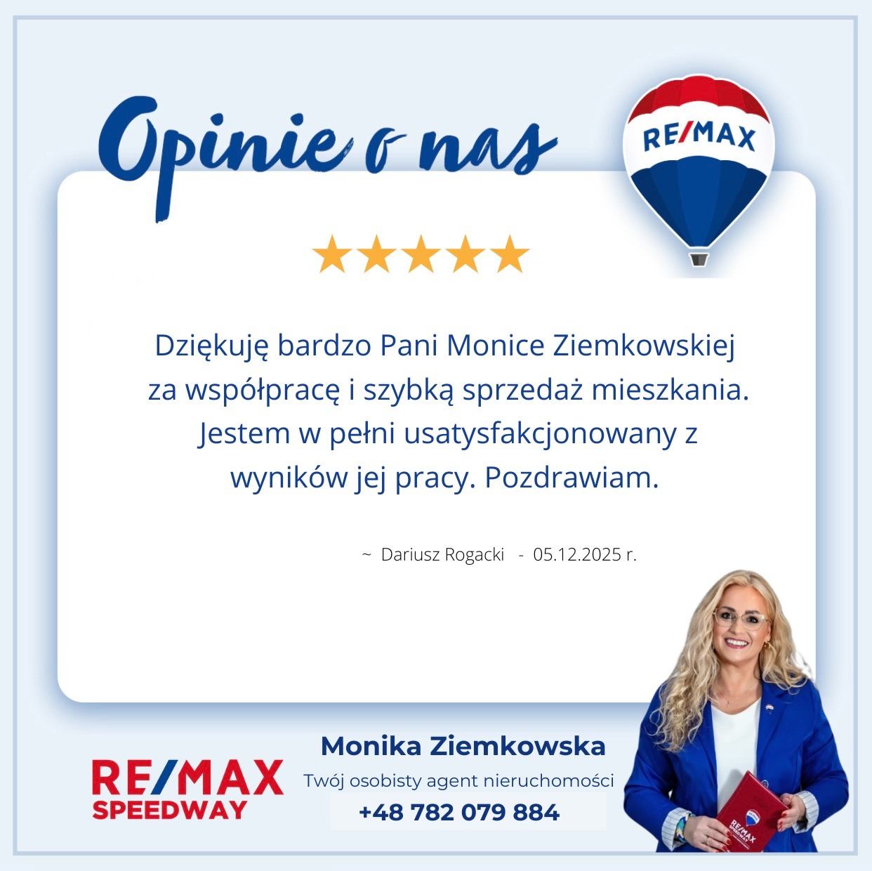 Opinia klienta z pięcioma gwiazdkami dla agentki nieruchomości RE/MAX Moniki Ziemkowskiej za szybką sprzedaż mieszkania. Zdjęcie agentki w niebieskiej marynarce.