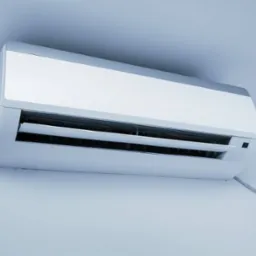 Biała klimatyzacja ścienna z delikatnie otwartymi żaluzjami, zamontowana na gładkiej, jasnej ścianie z widocznym kablem zasilającym.