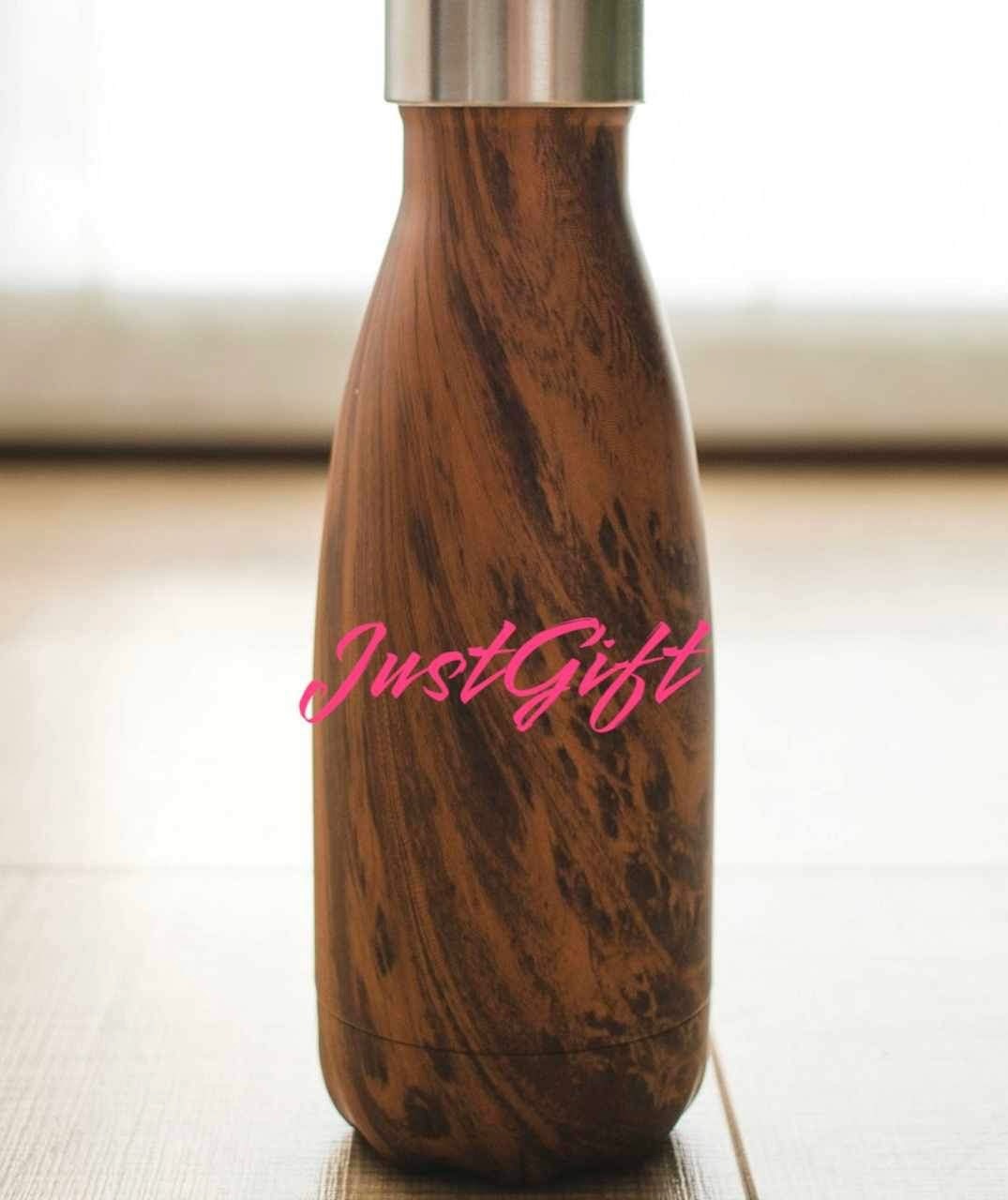 Metalowa butelka termiczna z brązowym wzorem imitującym drewno i różowym napisem 'JustGift'.