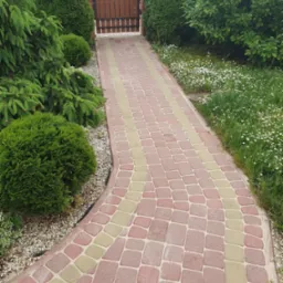 Efekt po myciu i uzupełnieniu szczelin piaskiem.