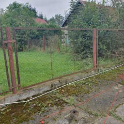 Ogrodzenie wokół zakładu produkcyjnego - przed malowaniem.