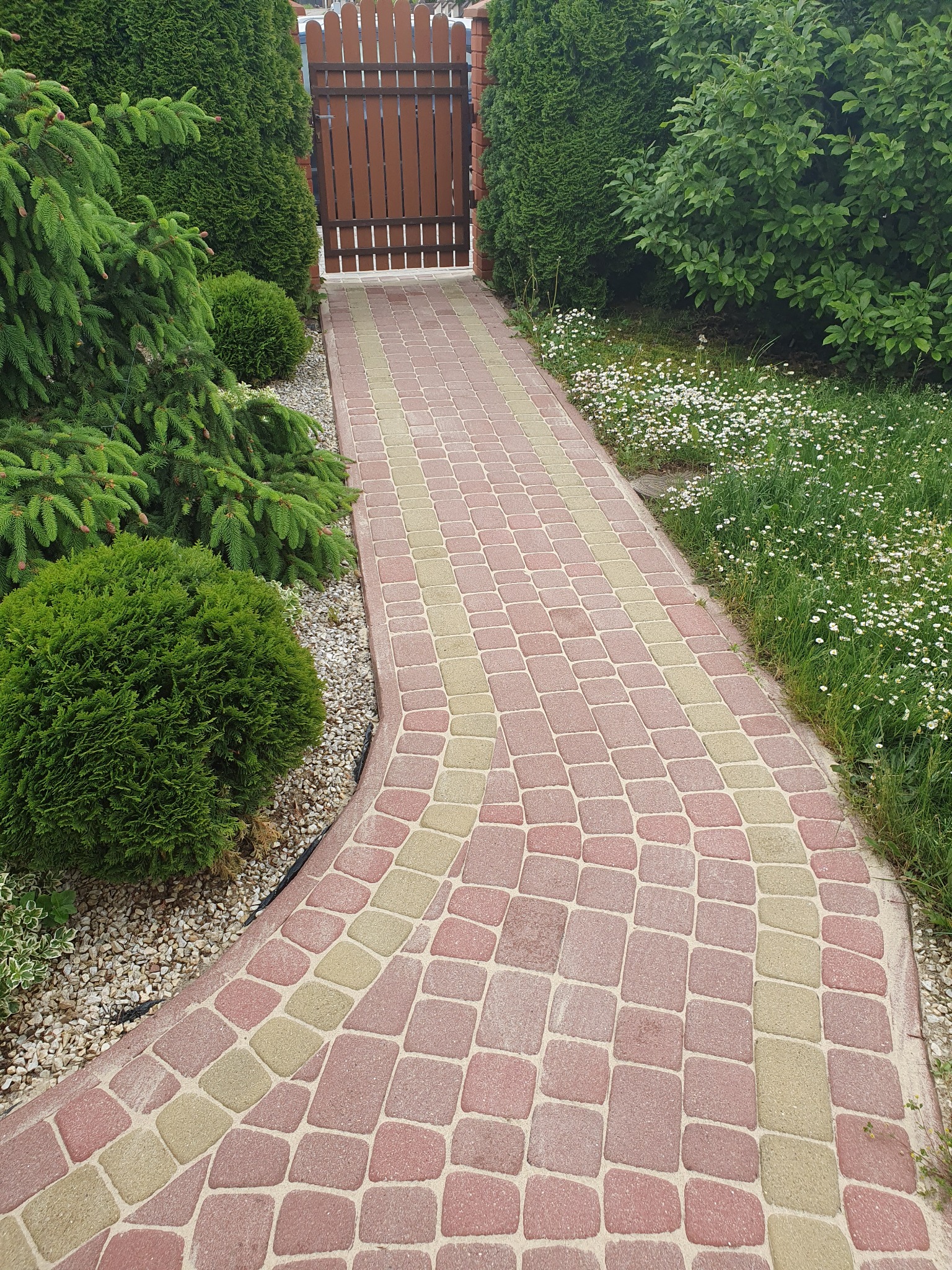 Efekt po myciu i uzupełnieniu szczelin piaskiem.