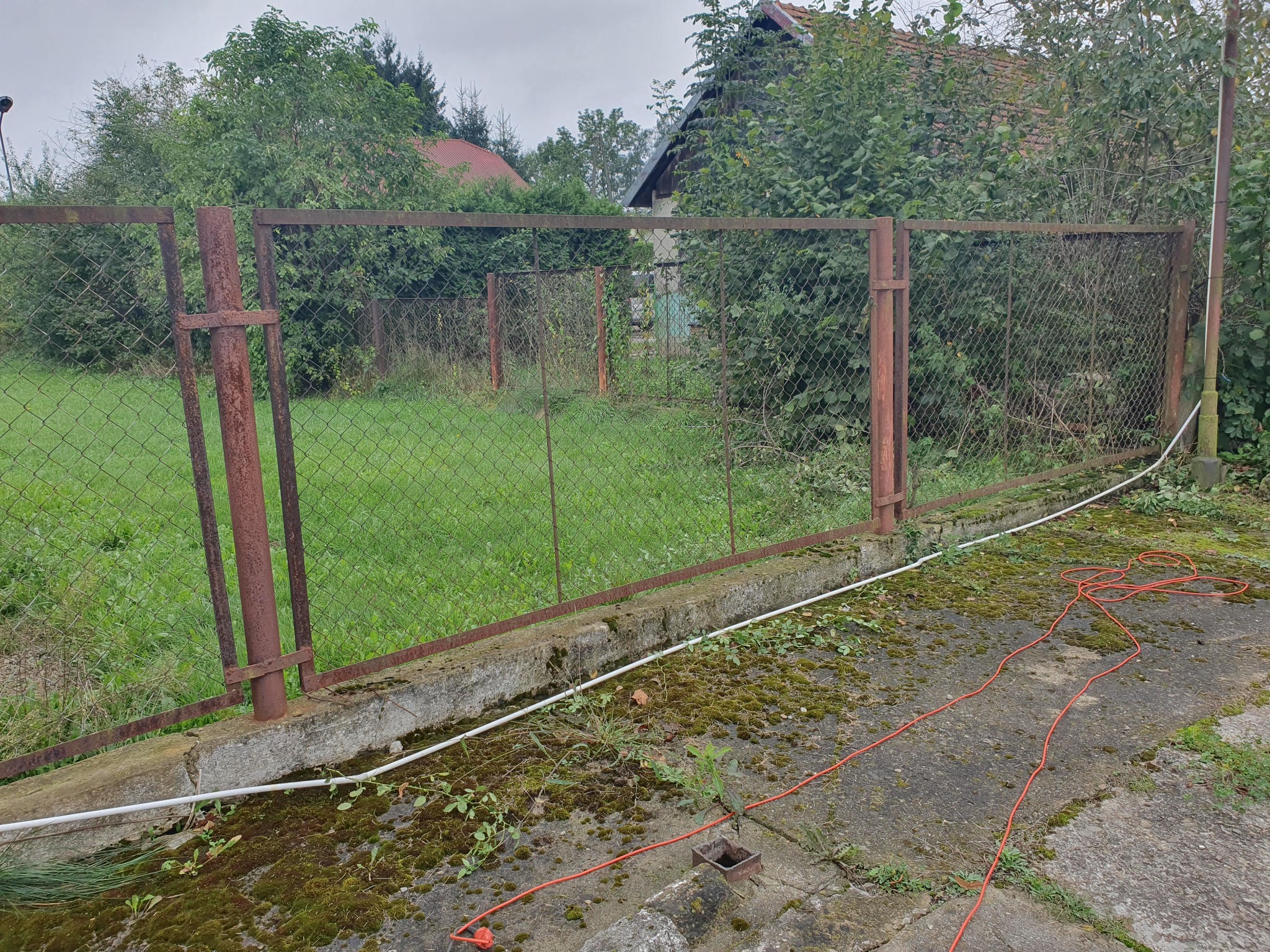 Ogrodzenie wokół zakładu produkcyjnego - przed malowaniem.