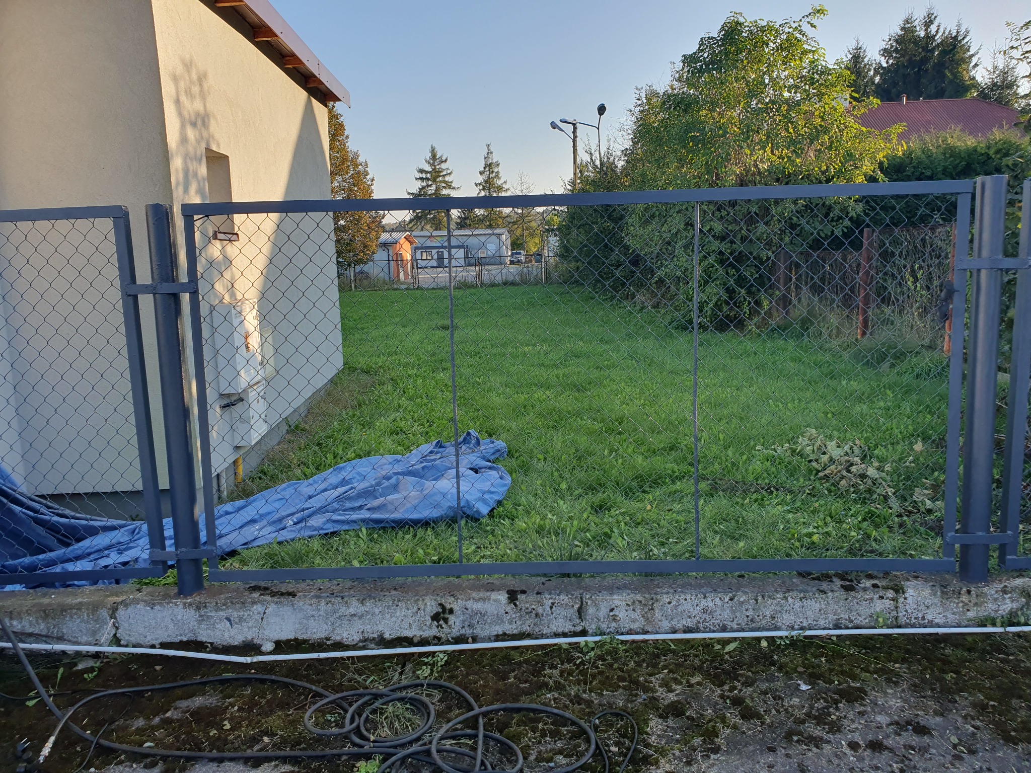 Ogrodzenie wokół zakładu produkcyjnego - po zabezpieczeniu antykorozyjnym.