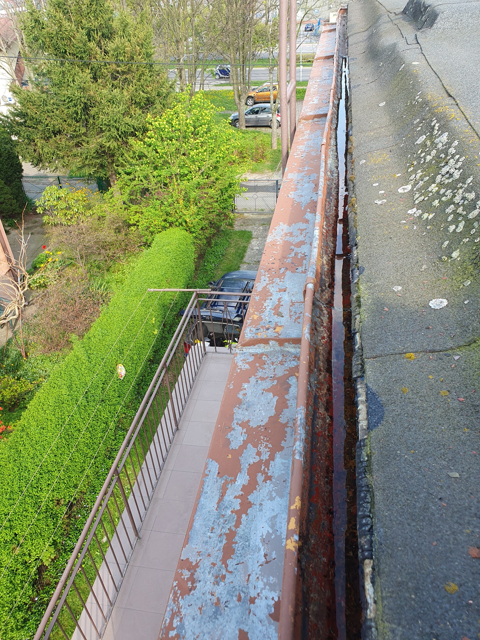 Rynna i pas podrynnowy przed malowaniem.