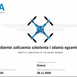 Skan certyfikatu ukończenia szkolenia online z zakresu obsługi dronów kategorii A1/A3, z logo EASA i Urzędu Lotnictwa Cywilnego, zawierający dane osobowe i datę ważności.