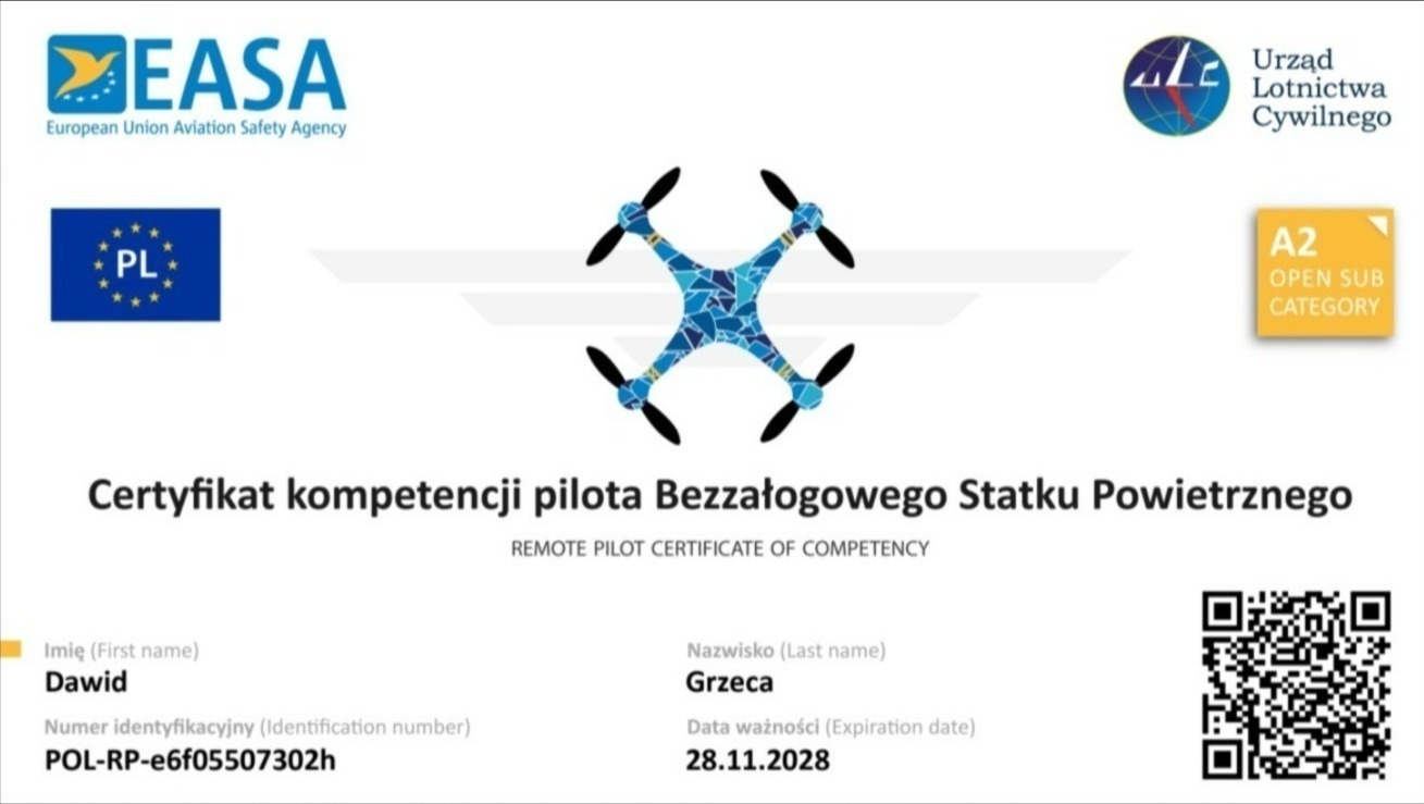 Skan certyfikatu kompetencji pilota bezzałogowego statku powietrznego, wydany przez Urząd Lotnictwa Cywilnego, z danymi osobowymi Dawid Grzeca, ważny do 28.11.2028. Zawiera logo EASA i symboliczny...