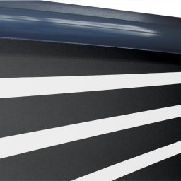 PPHU ROLETY24 ROBERT JAROSŁAWSKI - Częściowo opuszczona roleta okienna typu dzień i noc, widoczne naprzemienne pasy w kolorze czarnym i białym, mechanizm łańcuszkowy z boku.