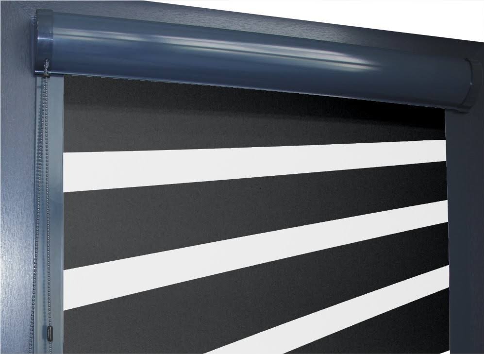 Częściowo opuszczona roleta okienna typu dzień i noc, widoczne naprzemienne pasy w kolorze czarnym i białym, mechanizm łańcuszkowy z boku.